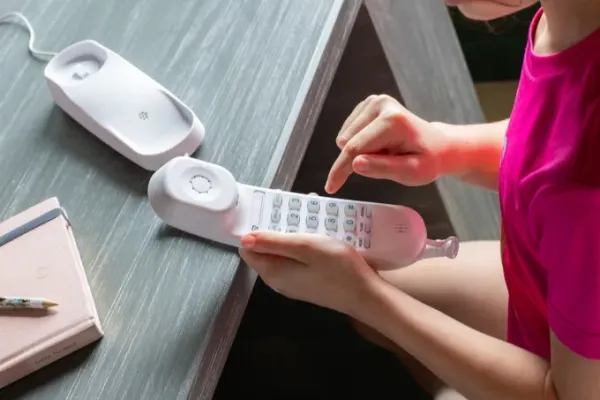 Pinwheel'den Çocuklar İçin Retro Tarzı Sabit Hat Telefonu