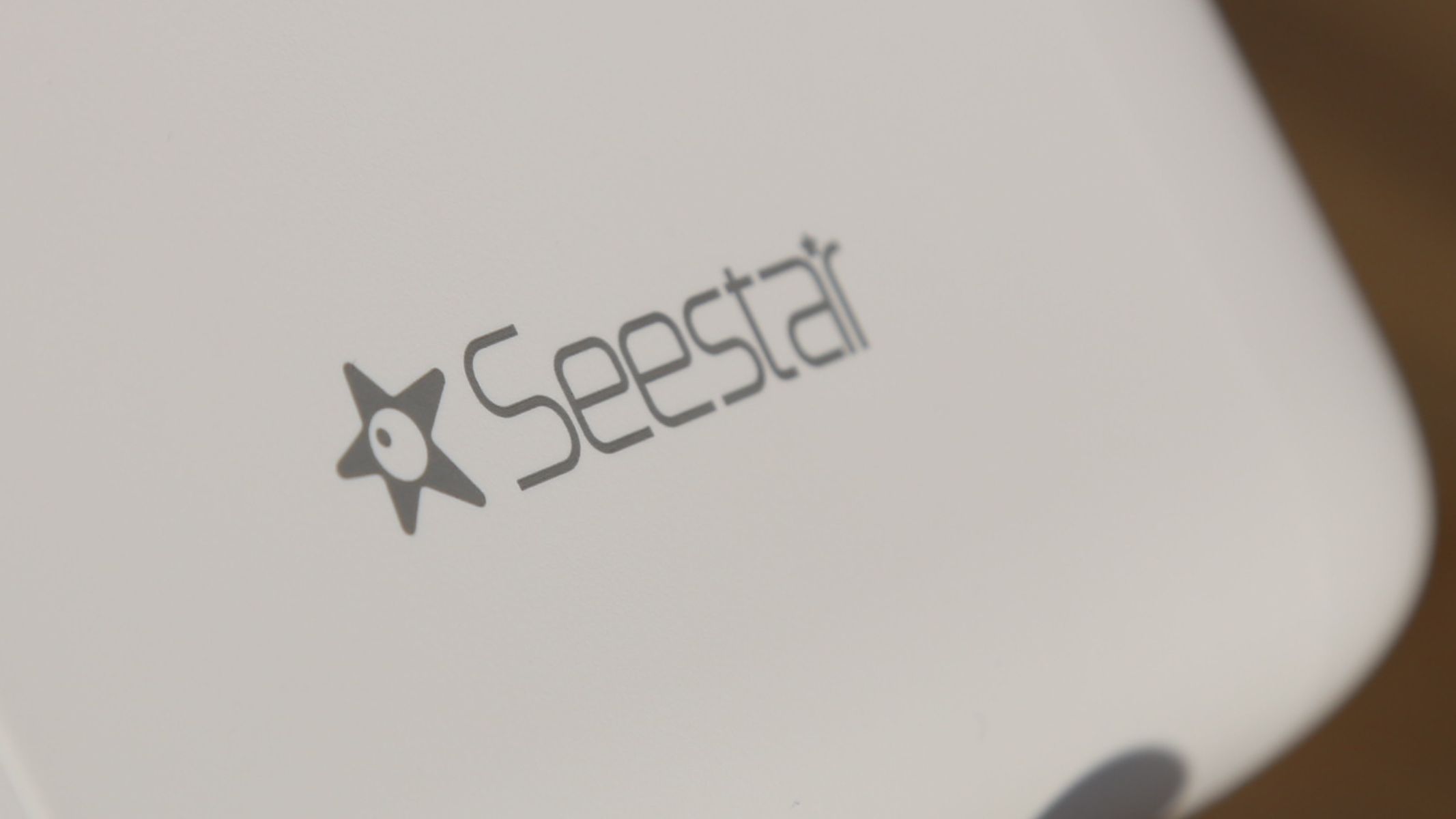 ZWO Seestar S30 Pro üzerindeki Seestar logosu.
