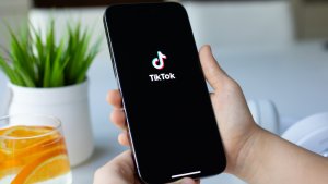 İngiltere'nin İletişim Düzenleyicisi Ofcom, TikTok'un Çocuk Güvenliği Önlemlerini Soruşturuyor