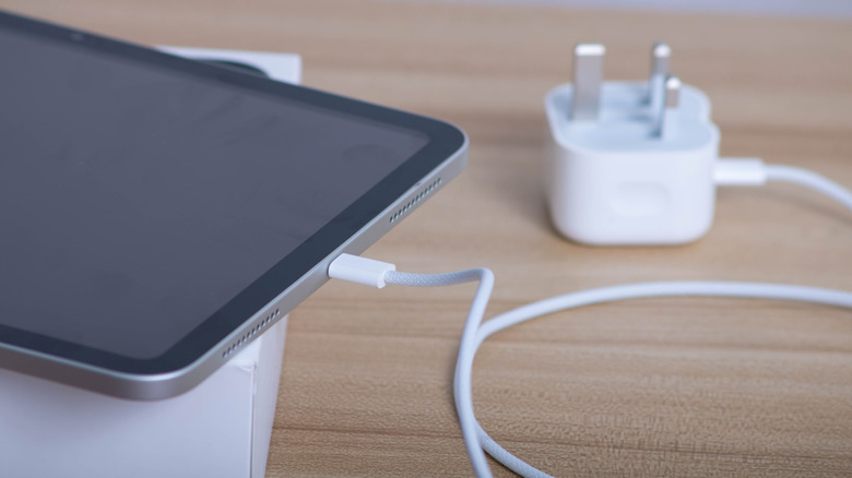 Apple iPad 11. Nesil şarj kablosuna bağlı