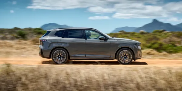 BMW iX5, 525 Mil Menzil ve Hızlı Şarj ile Sınıfının Lideri Oluyor