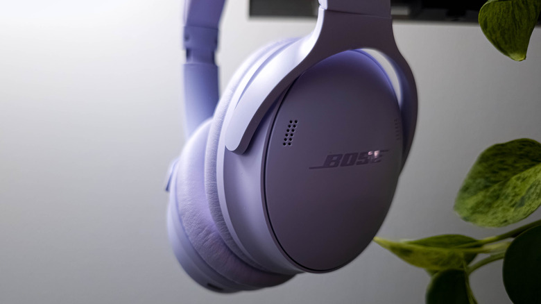 Lila renkli Bose QuietComfort gürültü önleyici kulaklık
