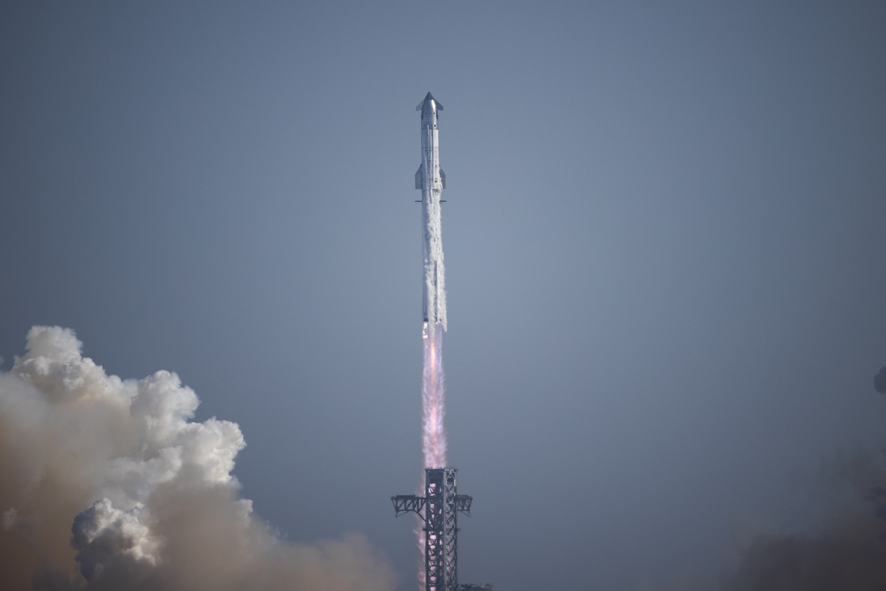 Starship ve Super Heavy güçlendiricisi Güney Teksas'taki fırlatma alanından havalanıyor