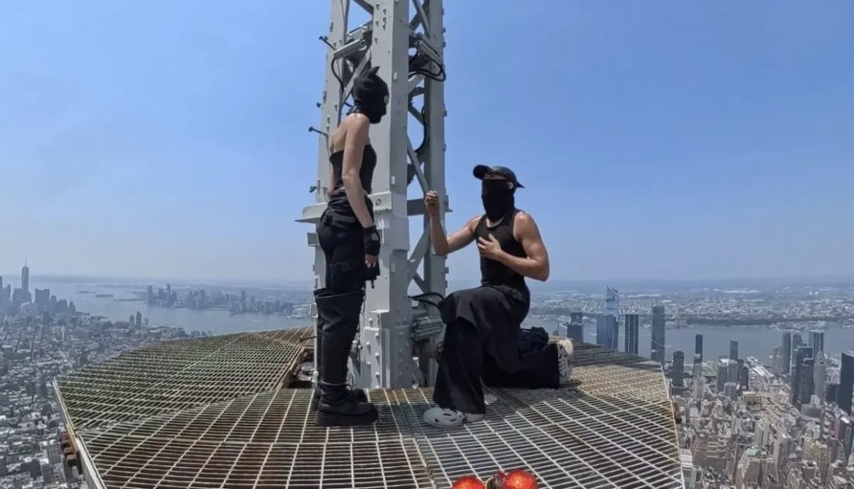 Netflix'in Skywalkers Yıldızları Empire State Binası'na Tırmandı: Barış Çağrısı, Evlilik Teklifi ve Gözaltı