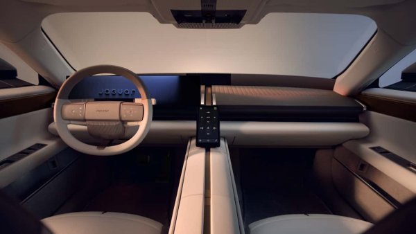 Jaguar Type 01 İç Mekânı Ortaya Çıktı: Arka Cam ve Arka Görüş Aynası Yok, 'Gizli' Teknoloji Var