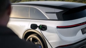 Paylaşımda Bulunur: Lucid Gravity, Tesla Model 3'ü Nasıl Şarj Ediyor?