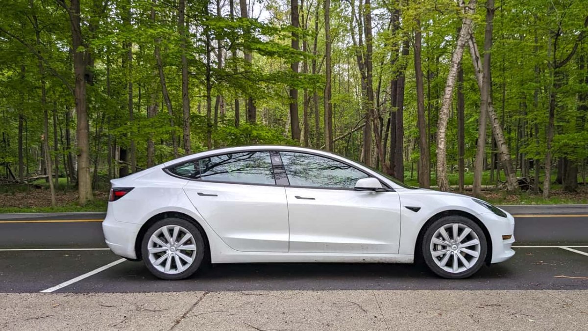 Tesla'nın Yeni FSD Güncellemesi Bazı Araçların Bilgisayarlarının Aşırı Isınmasına Neden Oluyor