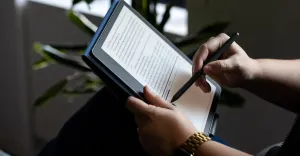 Yenilenmiş İlk Nesil Kindle Scribe: Hem Büyük Bir E-Kitap Okuyucu Hem de Dijital Not Defteri