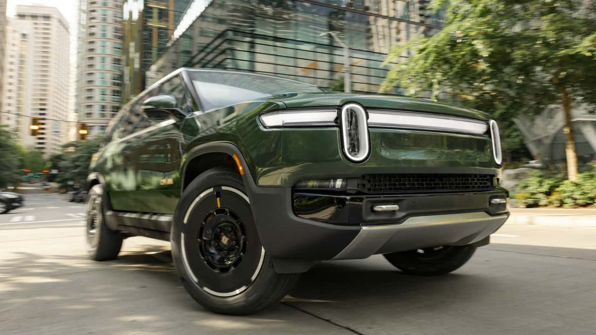 Rivian, Hatalı Sinyal Lambaları Nedeniyle 30.000'den Fazla R1S ve R1T Elektrikli Aracını Geri Çağırıyor