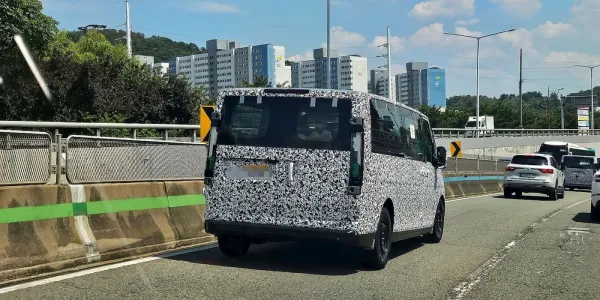 Kia'nın Daha Büyük Elektrikli Minibüsü PV7, Kamuflajı Azaltılmış Halde Görüntülendi