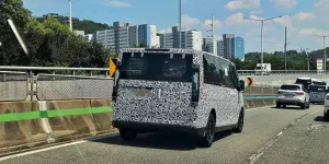 Kia'nın Daha Büyük Elektrikli Minibüsü PV7, Kamuflajı Azaltılmış Halde Görüntülendi