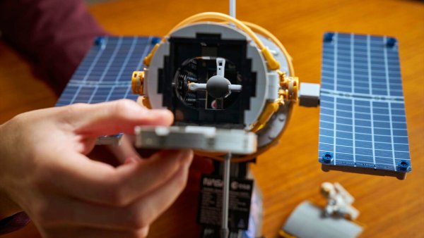 Lego, Hubble Uzay Teleskobu'nu Detaylı Bir Masaüstü Modeli Olarak Piyasaya Sürüyor