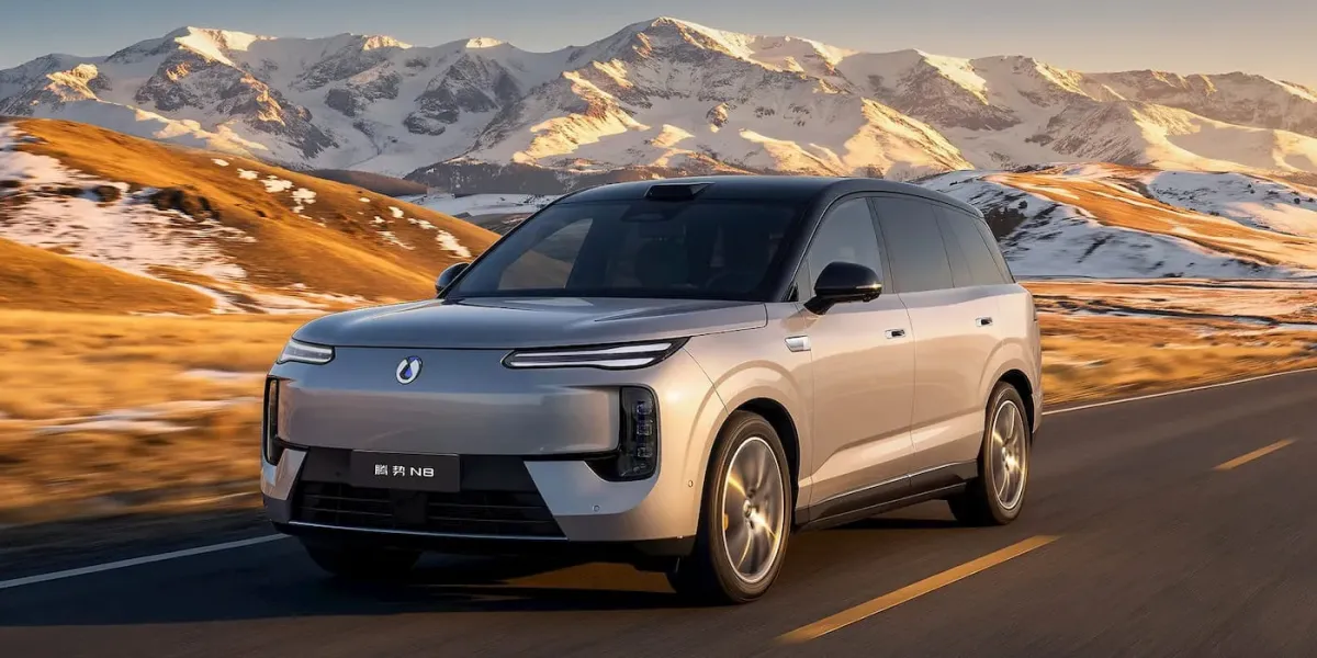 BYD'nin yeni 5 koltuklu elektrikli SUV modeli 1.000 km'nin üzerinde menzil sunuyor ve 5 dakikada şarj oluyor