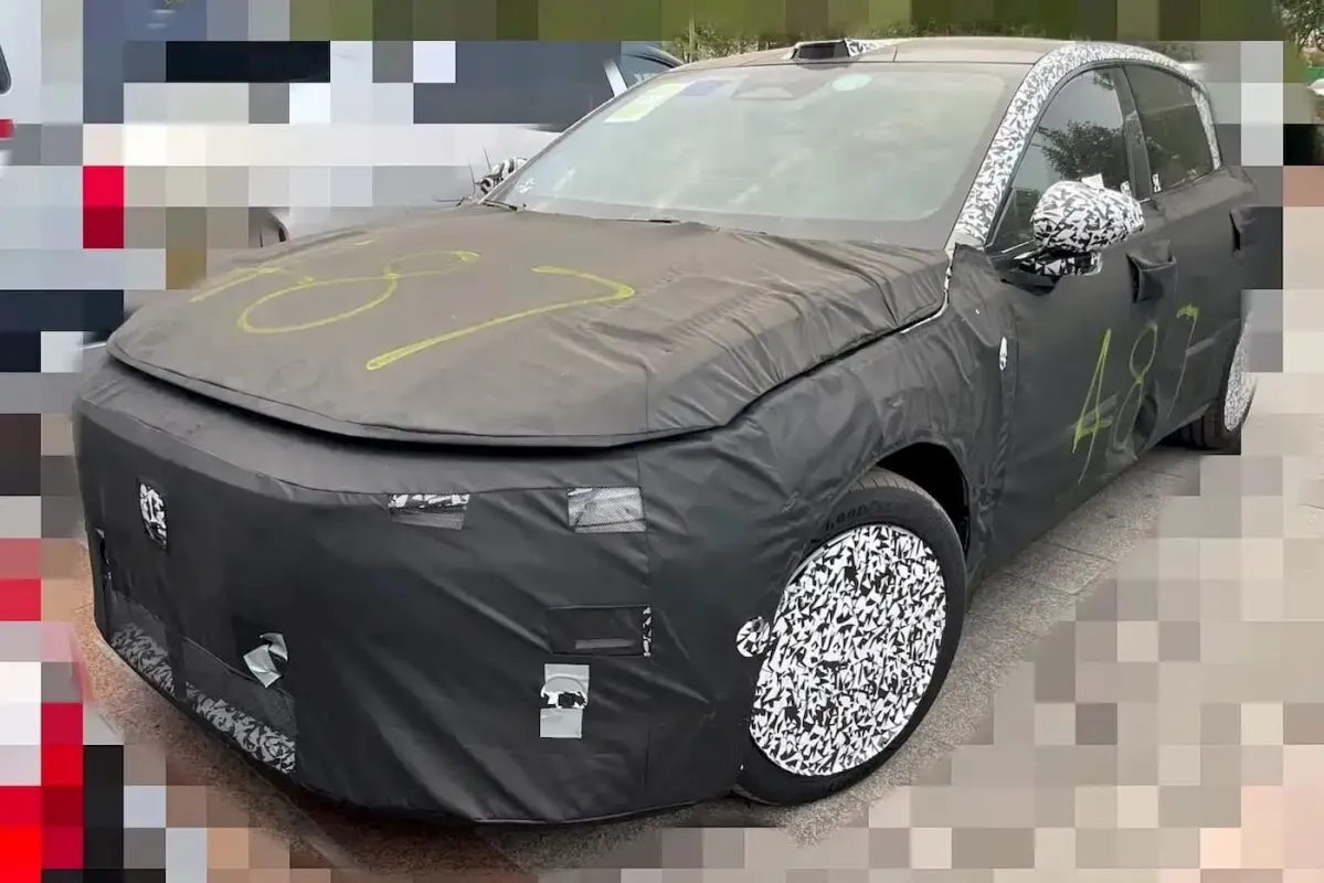 Volvo'nun Yeni Sedanı Görüntüye Çıktı, Ancak Beklendiği Gibi Olmayabilir