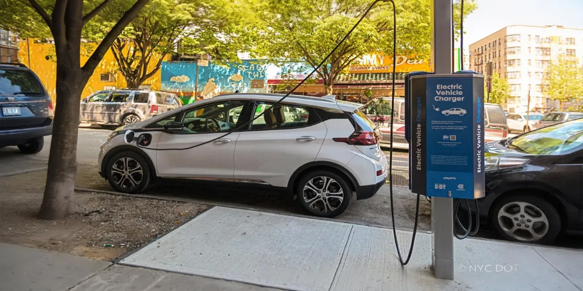 New York, Kaldırımlara 600 Yeni Elektrikli Araç Şarj Noktası Kuruyor