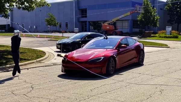 Tesla'nın Yeni FSD Sürümü Ne Kadar Hızlı? Eski Yazılımla Yapılan Testin Sonuçları Ortaya Çıktı