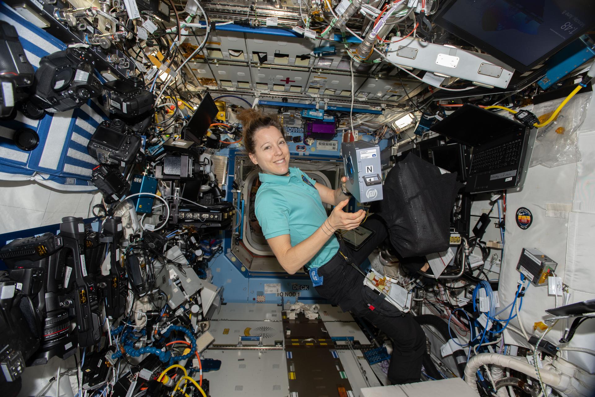 Avrupa Uzay Ajansı (ESA) astronotu Sophie Adenot, ADSEP için bir kaseti sergiliyor.
