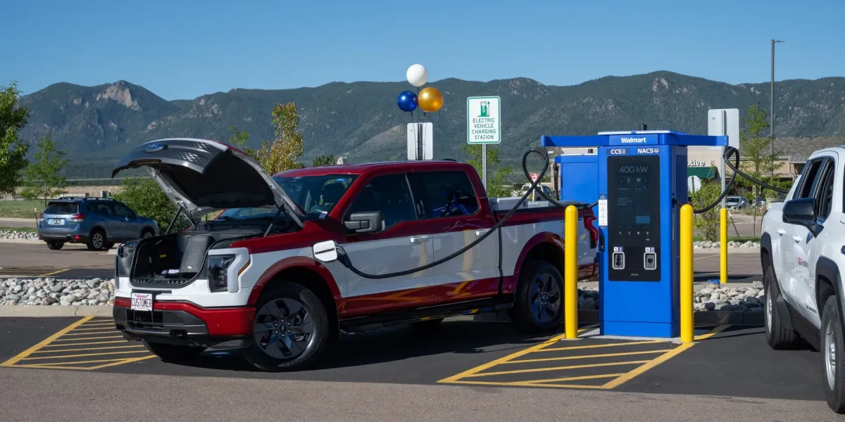 Walmart'ın 400 kW'lik EV Şarj Ağı 100 Şubeye Ulaştı