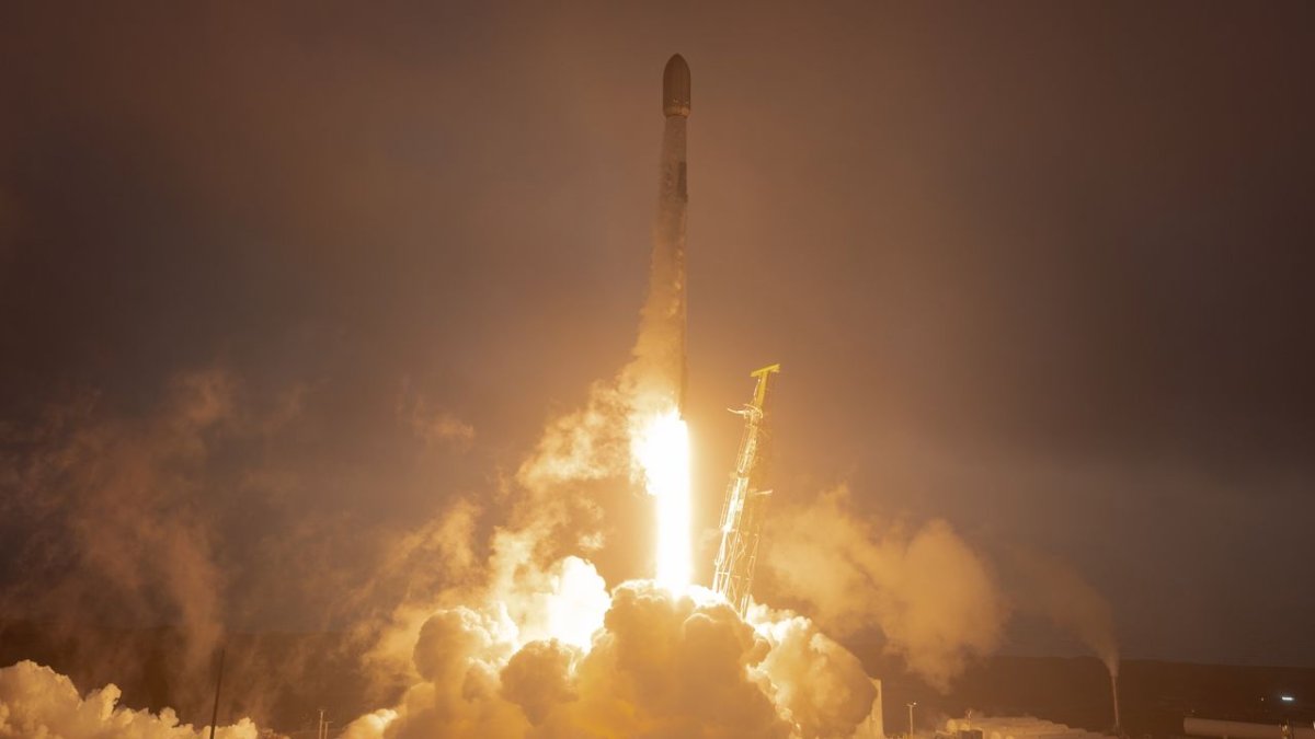 SpaceX, Kaliforniya'dan 24 Starlink Uydusunu Yörüngeye Gönderdi