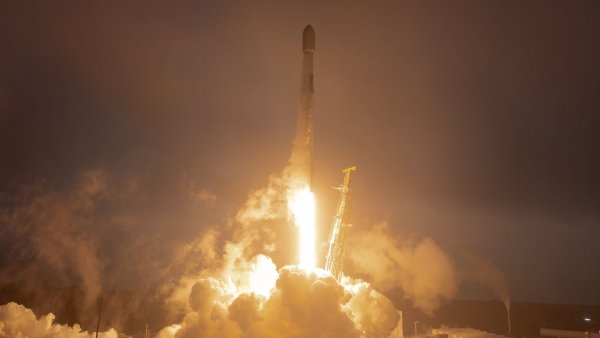 SpaceX, Kaliforniya'dan 24 Starlink Uydusunu Yörüngeye Gönderdi