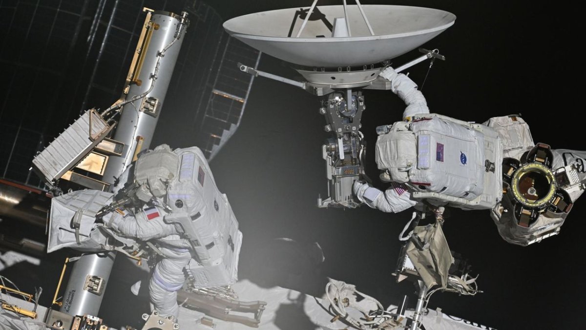 Astronotlar ISS'yi Tamir Ederek Tarih Yazdı | 25 Ağustos 2026 Günün Uzay Fotoğrafı