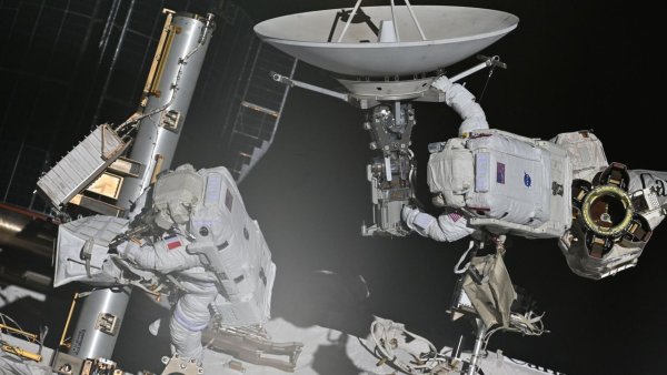 Astronotlar ISS'yi Tamir Ederek Tarih Yazdı | 25 Ağustos 2026 Günün Uzay Fotoğrafı