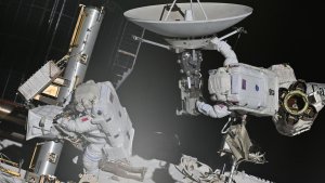 Astronotlar ISS'yi Tamir Ederek Tarih Yazdı | 25 Ağustos 2026 Günün Uzay Fotoğrafı