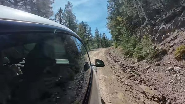 Tesla'nın Otonom Sürüş Sistemi En Çetin Arazi Yolda Denendi