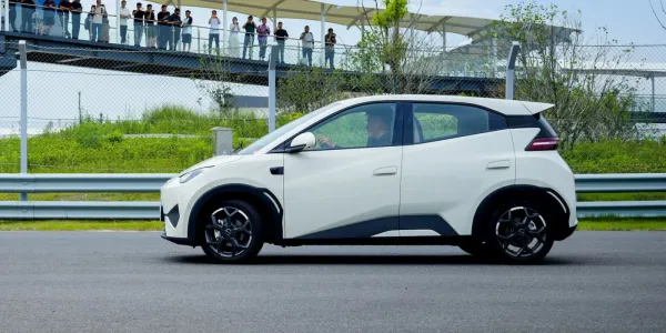 BYD'nin En Ucuz Elektrikli Araçının Güncel İç Mekan Tasarımı ve Tek Büyük Ekranı