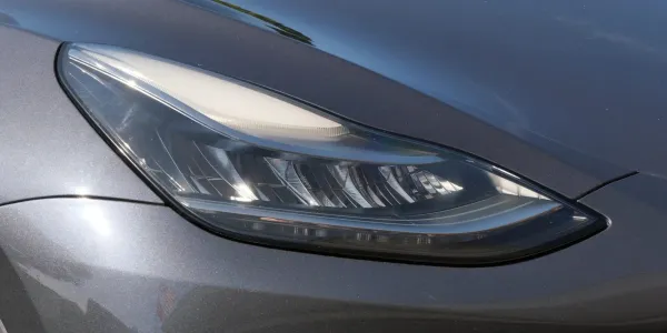 Tesla, Farları Çok Parlak Olduğu İçin 20 Bin Model 3 ve Model Y'yi Geri Çağırıyor