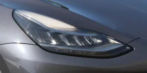Tesla, Farları Çok Parlak Olduğu İçin 20 Bin Model 3 ve Model Y'yi Geri Çağırıyor