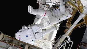 2 Astronot Uzay Yürüyüşü Sırasında Başarısız ISS Antenini Değiştiriyor