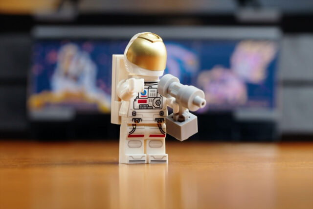Lego Hubble seti ve astronot minifigürü