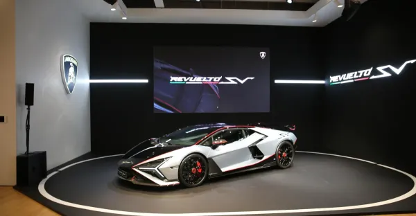 Lamborghini'nin Amiral Gemisi Revuelto, SV Versiyonuyla Zirveye Oynuyor