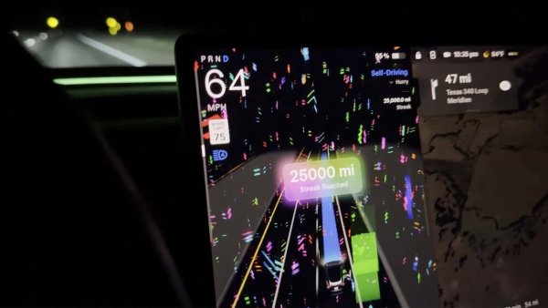 Tesla'nın FSD Oyunlaştırması Eleştiri Oklarına Hedef Oldu: Sürücü 25 Bin Mile Ulaştı