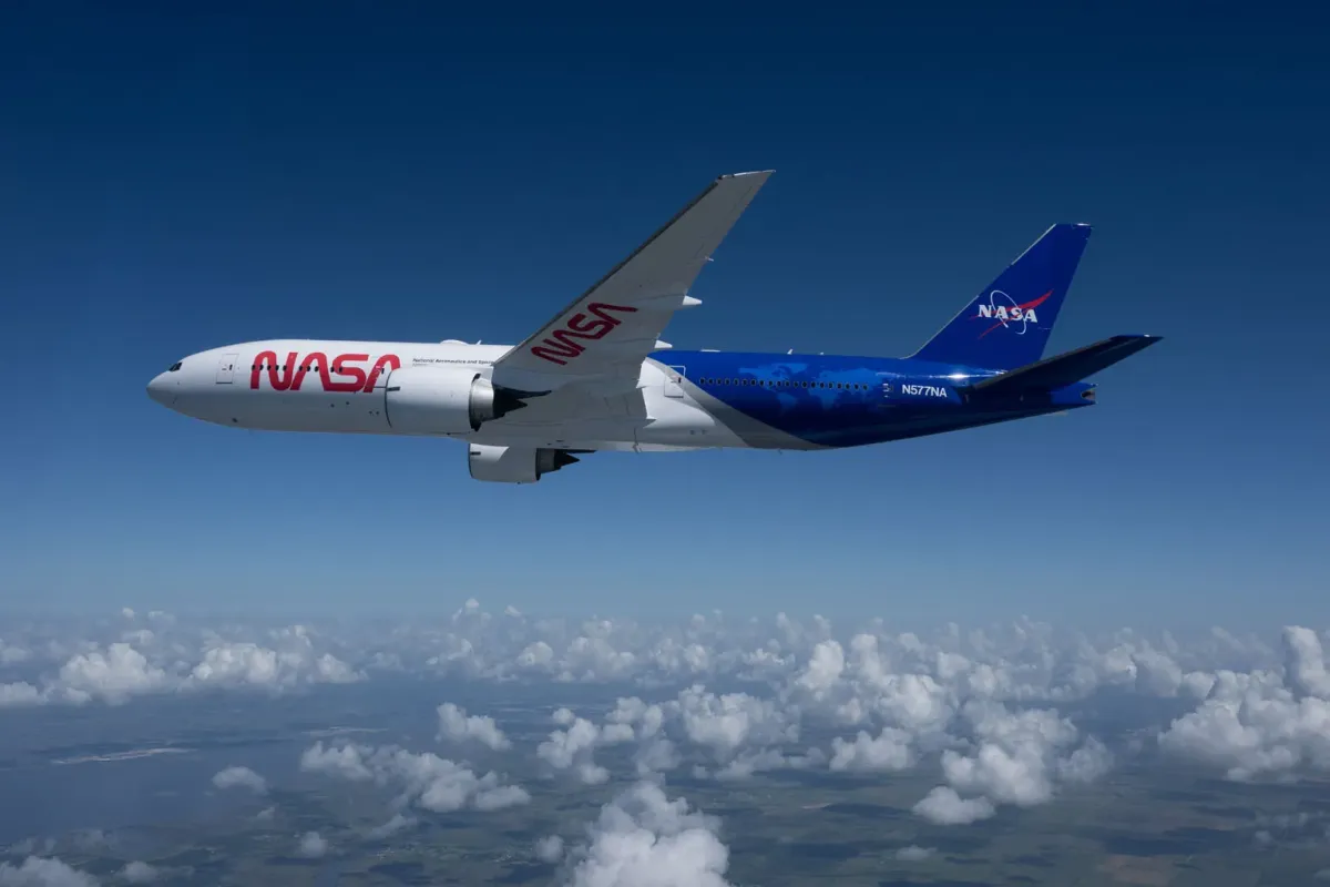 NASA'nın B777 Uçağı Yeni Boyası ile Göz Kamaştırıyor