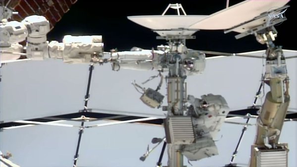 NASA Astronotu ve İlk Fransız Kadın Uzay Yürüyüşü, ISS'deki Arızalı Anteni Kaldırdı