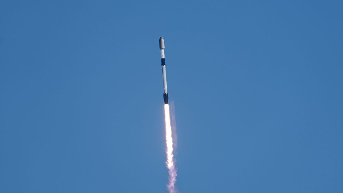 SpaceX, California'dan 24 Starlink Uyduyu Fırlattı