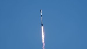SpaceX, California'dan 24 Starlink Uyduyu Fırlattı