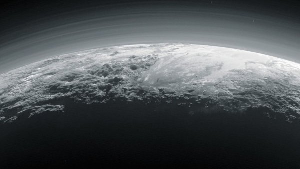 Pluto'nun atmosferi güneşten uzaklaşırken çöküyor