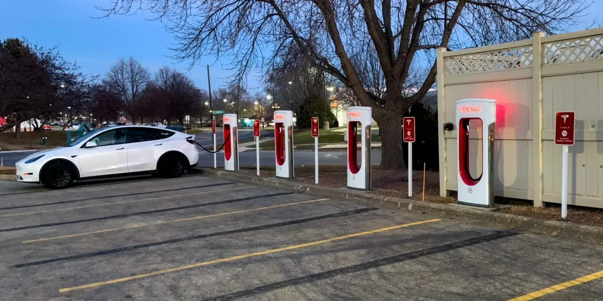 Tesla, San Francisco'nun Göbeğine Devasa Bir V4 Supercharger Kuruyor