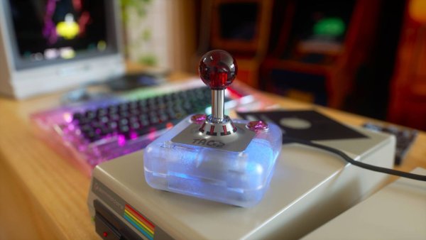 Commodore, TAC-2 Joystick'ın Gönderi Masraflarını Düşürmeye Çalışıyor
