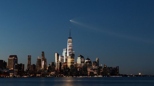 SpaceX'in Florida'dan Yapılan Son Falcon 9 Starlink Fırlatması New York Semalarında Muhteşem Bir 'Denizanası' Görüntüsü Oluşturdu