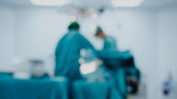 Organ bağışı kuruluşu, yaşayan adamın organlarını almaya çalışmakla suçlanıyor, kapatılma tehlikesiyle karşı karşıya