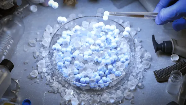 Plastik Atıkları Hidrojen Yakıtına Dönüştüren Yeni Yöntem, Karbonu da Hapsediyor