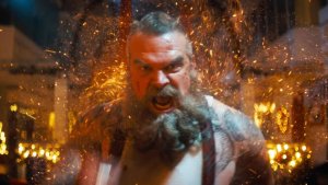 Violent Night 2 Fragman Analizi: Yönetmen Tommy Wirkola ve Yapımcı Kelly McCormick, Noel Baba'yı Güçsüzleştirme ve Noel Süslerini Silah Olarak Kullanma Üzerine Konuşuyor