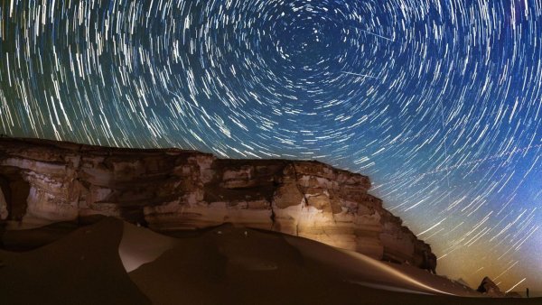 Perseid meteorları Mısır'ın Batı Çölü'nde büyüleyici yıldız izleriyle buluştu