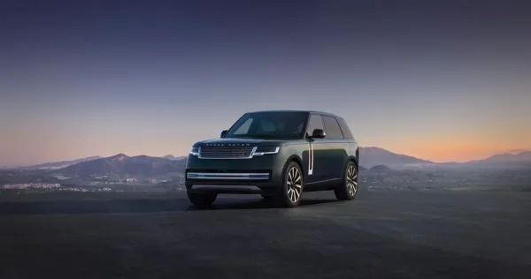 Range Rover'ın yeni elektrikli modeli tıpkı klasik Range Rover gibi görünüyor ve bu harika bir gelişme