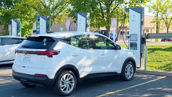 2027 Chevrolet Bolt Menzil Testi: Amerika'nın En Ucuz Elektrikli Otosu Gerçekte Ne Kadar Yol Gidiyor?