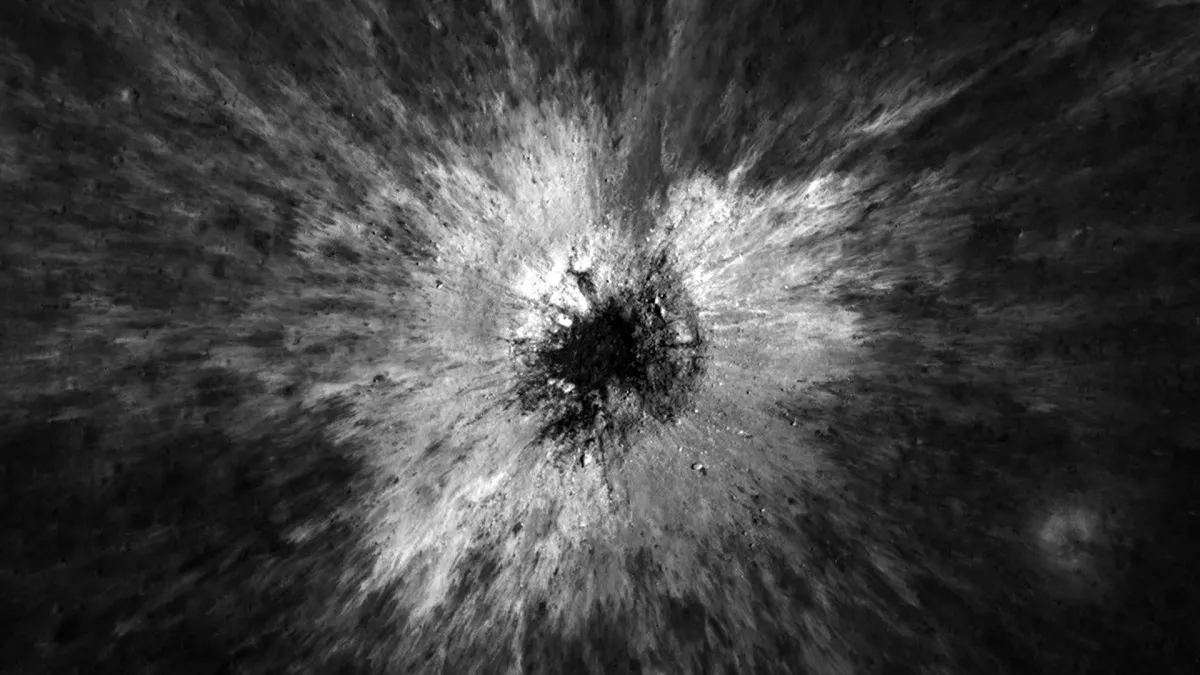 NASA'nın Ay yörünge aracı daha önce olmayan 728 fitlik bir krater buldu